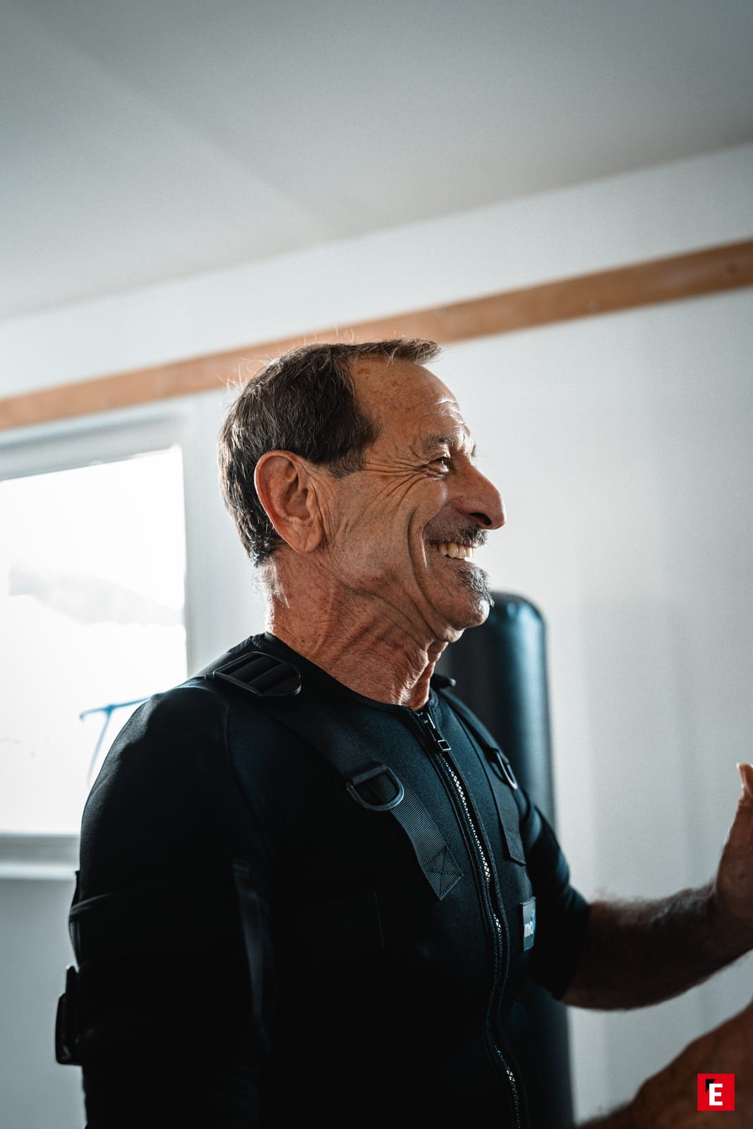 Client souriant pendant son accompagnement MyoTec