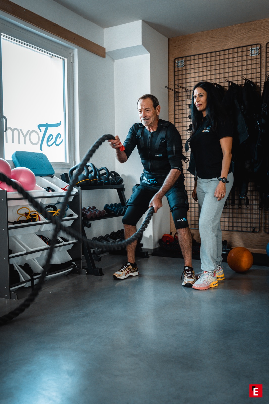 Client MyoTec utilisant des cordes ondulatoires sous la supervision de son coach