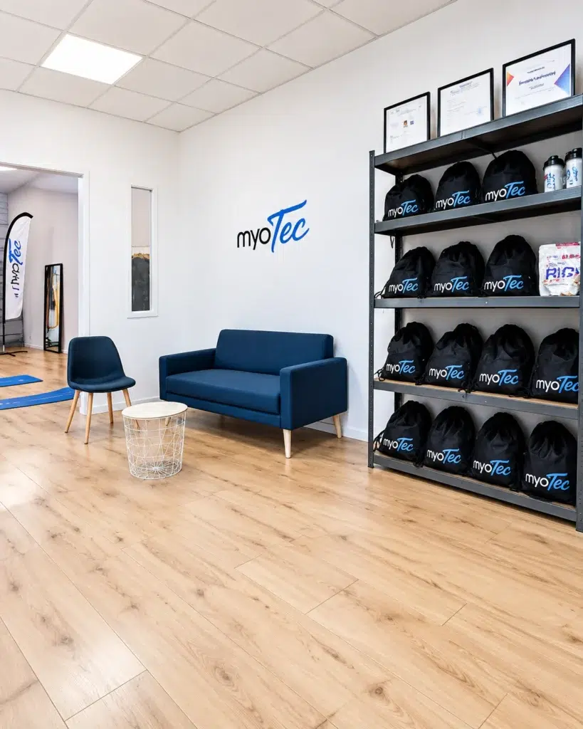 Espace accueil du centre MyoTec Saint-Cyr-sur-Loire avec canapé et matériel EMS