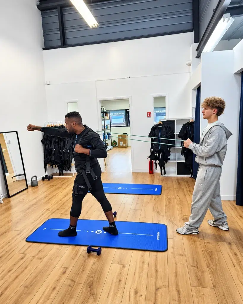 Séance de coaching EMS avec exercice de résistance au centre MyoTec Saint-Cyr-sur-Loire